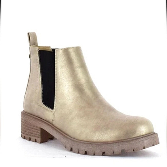 New w/Box Seven7 Billie Faux Leather Gold Chelsea Ankle Booties Size 6 - Picture 2 of 8
